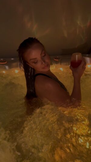 Veronika Nízlová Instagram - Aj ked sa leto blizi pomaly ku koncu, so @sanika_group ho mozeme mat po cely rok🩵🔥❤️🔥🖤🔥💙🔥🩷🔥💚🔥💜 #jacuzzi#cheers