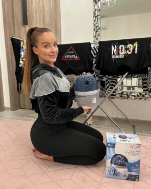 Veronika Nízlová Instagram - Čas letí, opäť tu máme jeseň 🍂🍃🍁a ja som znovu vytiahla moje osvedčené vychytávky proti nadmernej vlhkosti v domácnosti🩵💦

💦POHLCOVAČ VLHKOSTI CERESIT AERO 360💦
Nespotrebováva žiadnu elektrickú energiu a nevydáva žiadny zvuk. Funguje na základe absorbčných tabliet, ktoré absorbujú vlhkosť zo vzduchu a premieňajú ju na tekutinu. Tableta vydrží cca 1-2 mesiace. Okamžitý účinok – prvé kvapky sú viditeľné už behom 12 hodín. Jeho použitie je bezpečné a jednoduché vďaka špeciálnemu odtokovému ventilu a systému proti vyliatiu. Je vhodný do viacerých miestnosti, my ho využívame hlavne na chodbe pri sušení prádla, v kuchyni a v pivnici. 

💦Absorpčné vrecúška CERESIT 50g💦ktoré pohlcujú prebytočnú vlhkosť, sú vhodné pre veľmi malé priestory do 1-2 m2, ako sú šatníky, skrine, zásuvky a botníky. Hydroskopické perličky absorbujú prebytočnú vlhkosť a premenia ju na gel. 

Trvanlivosť je 4–6 týždňov, keď sa granulát zmení na gel, vymeňte ho za nový.

@ceresit.stopvlhkosti #ceresit #stopvlhkosti #zdravydomov #spolupraca www.stopvlhkosti.sk