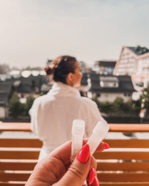 Veronika Nízlová Instagram - PEPTIDOVÉ ULTRAFILTRÁTY RECONVEL®
REKONŠTRUKCIA BUNIEK
Už ste počuli o @reconvel ?
Tieto zázračné ampulky sú pripravené úspešne rekonštruovať poškodené orgány, posilňovať fyzickú a psychickú kondíciu, upraviť imunitu, napomáhať pri alergiách, poruchách pohybového aparátu.
Využitie:
* Neurologické poruchy - demencia, epilepsia, Tourettov syndróm, Parkinsonova choroba a iné
* Poškodenia mozgu a CNS - Alzheimerova choroba, Downov syndróm, DMO a iné
* Poškodenia pohybového aparátu - úrazové a neúrazové
* Poruchy imunitného systému, autoimunitné choroby, COVID-19, postcovidový syndróm
* Poškodenia organizmu starnutím
* Regenerácia a výkon porofesionálnych športovcov
* Medicínska kozmetika - Anti-Aging, exémy, akné, stimulácia rastu vlasov a iné
Ampulky zabrali už hned prvý týždeň, čo som ich začala užívať🙏🏻🤍Ak máte akékoľvek zdravotné problémy, určite využite ich poradenstvo.