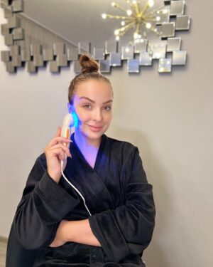 Veronika Nízlová Instagram - Súťažte so mnou o multifunkčný prístroj - ultrazvuk s LED terapiou na domáce použitie❤️💙💚
Obsahuje 3 typy intenzity ultrazvuku, 3 typy LED svetla.❤️💙💚

Súťaž trvá týždeň!

PODMIENKY SÚTAŽE :
Sledujte môj profil @veronikatwiins a profily @balanceandbeautysalon
@dermoioniq.sk

Označ kamosku, s ktorou si doprajete domáci beauty relax s novým prístrojom a
odpovedzte na otázku, prečo by ste mali práve vy vyhrať tento super prístroj.
Už teraz sa tešíme na vaše odpovede a na to, ako jednu z vás s @balanceandbeautysalon a @dermoioniq.sk obdarujeme.