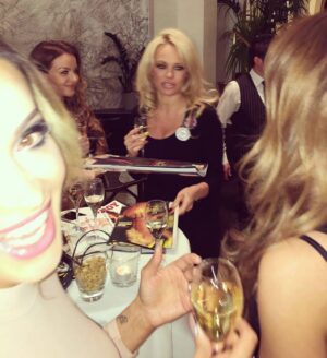 Veronika Nízlová Instagram - Ked sa hrabes v starych fotkach❤️ @pamelaanderson