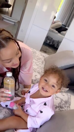 Veronika Nízlová Instagram - Dokonale vycistena plet je pre mna zaklad!🤍 S micelarnou olejovou vodou a micelarnou cistiacou vodou “all in one” od @garnier_czsk je to hracka! Priznajte sa dievcata, odlicujete sa pravidelne kazdy den? #garnier #garnierczsk #spolupraca