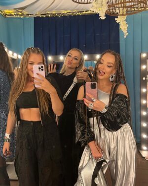 Veronika Nízlová Instagram - Uzasny vikend s uzasnymi ludmi😈🔥🖤🤩 Dakujeme za pozvanie @nyxcosmetics_czsk Na @szigetofficial som bola po prvykrat a uz teraz viem, ze chcem ist aj buduci rok! Neskutocny zazitok🙏🏻 Koncert @davidguetta bol extrem, doteraz sa citim GOOD, YEAH, I’M FEELIN ALRIGHT…
Za tieto mega copiky dakujem mojej sikovnej Lucke @copiky_luca 🥰