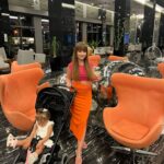 Veronika Nízlová Instagram - Dovolenka pokračuje, tentokrát v novom Joolz Aer Chic Renaissance @myjoolz_czech_slovak 🖤 Najuvedomelejší kompaktný kočík na cestovanie✈️🛳️🚘🚉 S nami už precestoval toho až až!!! Inovácie: Širšia a dlhšia slnečná strecha UPF 50 pre lepšiu ochranu pred slnkom Úplný ľah do roviny – kvalitnejší spánok Vylepšená vložka sedadla, nové ramenné popruhy a operadlo – väčší komfort pre dieťa Možnosť inštalácie LED osvetlenia – bezpečnosť a viditeľnosť za šera aj za tmy Nový a vylepšený dizajn kolies – komfortná jazda Širší kôš s nosnosťou 5kg – praktické odkladanie Jeden z najľahších na trhu s hmotnosťou 6kg Ultra kompaktný s ITATA v rozmeroch 45x 53,5 x 21,5 cm Technika skladania jednou rukou Veľkým benefitom, ako je priestorné sedadlo pre deti od 6 mesiacov do 4/5rokov (do 22 kg) 🖤