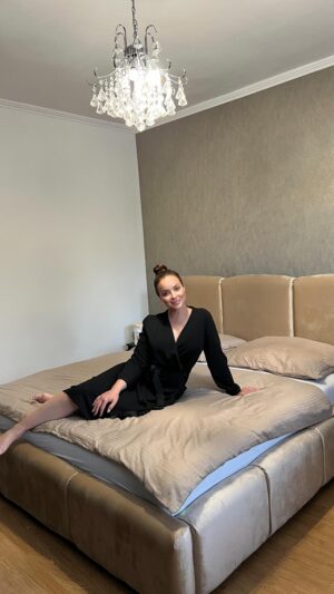 Veronika Nízlová Instagram - Co poviete na prerabku mojej detskej izby? Moze byt?🤩
Zvolila som si minimalisticku postel Alessia na mieru od @store.proxima ktora je velmi stylova, mala som na vyber kopec nadhernych vzoriek, ale u mna zvitazila tato ziariva kremova farba🤩 
Musim uznat, ze aj matrac je velmi pohodlny, vybrala som si trosku tvrdsi, co mi vyhovuje, na @store.proxima najdete luxusny nabytok za priaznive ceny, ci uz do interieru alebo exterieru.

 S PROXIMOU budu vase obyvacky, detske izby, spalne, jedalne i zahrady ako vystrihnute z katalogov. Vsetky kusky najdete na e-shope www.proximastore.sk 
A coskoro sa mozete tesit na otvorenie noveho showroomu v Bratislave na Jarabinkovej! 
#spalna#nabytok#prerabka#proxima