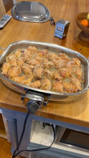 Vicki Lawrence Instagram - #frying up my famous #chickenwings for #superbowl #girlslikefootballtoo 👍
