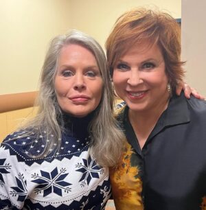 Vicki Lawrence Instagram - Got to #fangirl out today at Steel City Con in #pittsburgh 
@christiebrinkley and @officialbeverlydangelo It’s so fun to be me😊 #thanksgirls❤️