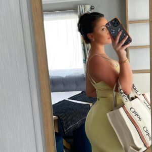 Vicky Lissaman Instagram - weekend away🌼🍋🍯