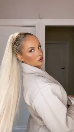Vicky Lissaman Instagram - The most gorgeous ponytail extensions from @lullabellz_ 🤎 ad