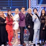 Vicky Kavoura Instagram - Σήμερα στις 21:00 στον @ant1tv σας έχουμε ετοιμάσει ένα σούπερ εορταστικό επεισόδιο🎬 Χριστουγεννιάτικο, Λαμπερό 💫💫 Χαρούμενο! Και πάνω απ όλα..ένα παιχνίδι για καλό σκοπό!!! Ποια ομάδα κέρδισε?εσυ ποια ομάδα υποστηρίζεις ? ΚΑΛΑ ΧΡΙΣΤΟΥΓΕΝΝΑ 🎄 #actress #greece🇬🇷