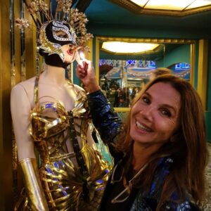 Victoria Abril Instagram - Ce week-end on était à la première du #fashionfreakshow de @jpgaultierofficial aux @foliesbergere_officiel  et c’était le feu !  À voir ab-so-lu-ta-mente 😱
Encore bravo Jean Paul ❤️