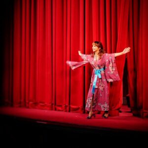 Victoria Abril Instagram - Ce mardi 3 Avril en début de soirée « Paprika » que je joue au Theatre de la Madeleine sera diffusée en direct sur @france2. Vous en serez ? 🎭