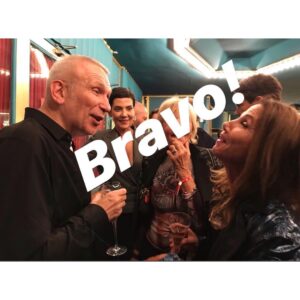 Victoria Abril Instagram - Ce week-end on était à la première du #fashionfreakshow de @jpgaultierofficial aux @foliesbergere_officiel  et c’était le feu !  À voir ab-so-lu-ta-mente 😱
Encore bravo Jean Paul ❤️
