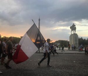 Victoria Abril Instagram - Le jour de boire est arrivé ! 🇫🇷💃🏻🇫🇷