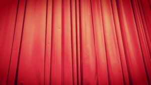 Victoria Abril Instagram - C’est cœur serré que je vous annonce les dernières représentations de « Paprika » au théâtre de la Madeleine à Paris 😢
Il reste encore quelques places, dépêchez vous ! 
Avec @jbmaunier , @priscademarez1 @julesdousset et Julien Cafaro on va tout donner !