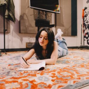 Victoria Azevedo Instagram - “Why are you so intact with your feelings?”
 Me: 📝
