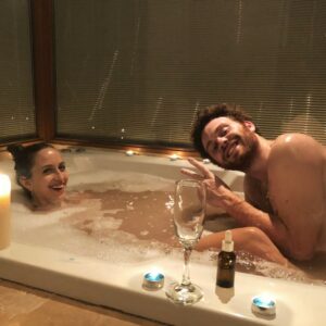 Victoria De Gregorio Instagram - #demente vieron los adelantos de ayer?
*escena realizada con todas las medidas sanitarias correspondientes, por supuestaa*

fotitos de toda una mañana adentro de un jacuzzi. 
terminé con los dedos arrugados y un poco de granitos en la piel... porque una es de piel bien delicá pos...

hermoso equipo y compañero de escena que me hicieron sentir full en confianza y comodidad para hacer estas escenas (que digámoslo, son siempre bien nerviosas)

que daría yo por tener la capacidad de Miranda en este momento de pasarse todo por la raja, estar en un jacuzzi y tomarme una champañita.

ánimo a todes. 
nos vemos la próxima semana de lunes a jueves por @teleseries_mega 
🔥