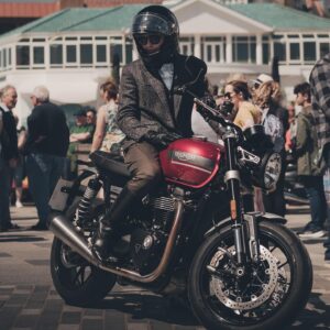 Victoria Pendleton Instagram - Dressing up for a spin in the sunshine…what a turnout! 🏍️ ☀️ 🙌 @gentlemansride  @officialtriumph @triumphuk #distinguishedgentlemansride #gentlewomen #DGR2023 #triumphDGR #ridedapper 
📸@ben_j_blight 🙏