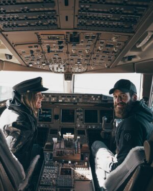 Victoria Pendleton Instagram - Whistle-stop tour!

🏔️🎿💨🇨🇦

Heading to Whistler with @aircanada joining the legends @jason_carl_fox @jamienichollsuk and @louisthrudark for a few days of snow! we are kindly being treated to an epic Air Canada Signature class experience.

#OnlyInWhistler @gowhistler @fairmontwhistlr
@epicpass @whistlerblackcomb
#skiing #snowboarding #waitforme #snow #holiday #ad
