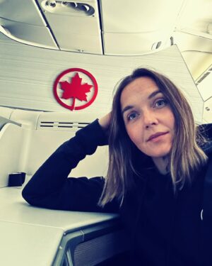 Victoria Pendleton Instagram - Whistle-stop tour!

🏔️🎿💨🇨🇦

Heading to Whistler with @aircanada joining the legends @jason_carl_fox @jamienichollsuk and @louisthrudark for a few days of snow! we are kindly being treated to an epic Air Canada Signature class experience.

#OnlyInWhistler @gowhistler @fairmontwhistlr
@epicpass @whistlerblackcomb
#skiing #snowboarding #waitforme #snow #holiday #ad