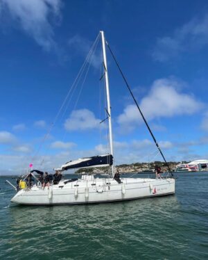 Victoria Pendleton Instagram - Had a fantastic time @cowes_week trying a bit of sailing with a fabulous team of people including my big sis

Being at the helm during a race was a bit daunting especially in the chaos of the start 😅 but we did it! and got to enjoy a rum at the end of the day…..oh and I did get to climb the mast to get the best view of the Cowes Marina! 🙌🙏⛵️🌊
.
@charlottehawkins1 @chrisrobshawrugby @camillakerslake @nicpendleton @talulahrm @samohtsangster @zafrushdie @maxcisottiphotographer @greenroomvip @mustoclothing @mountgayrum @chathamfootwear 
#sailing #cowesweek #prtrip #yacht #atsea