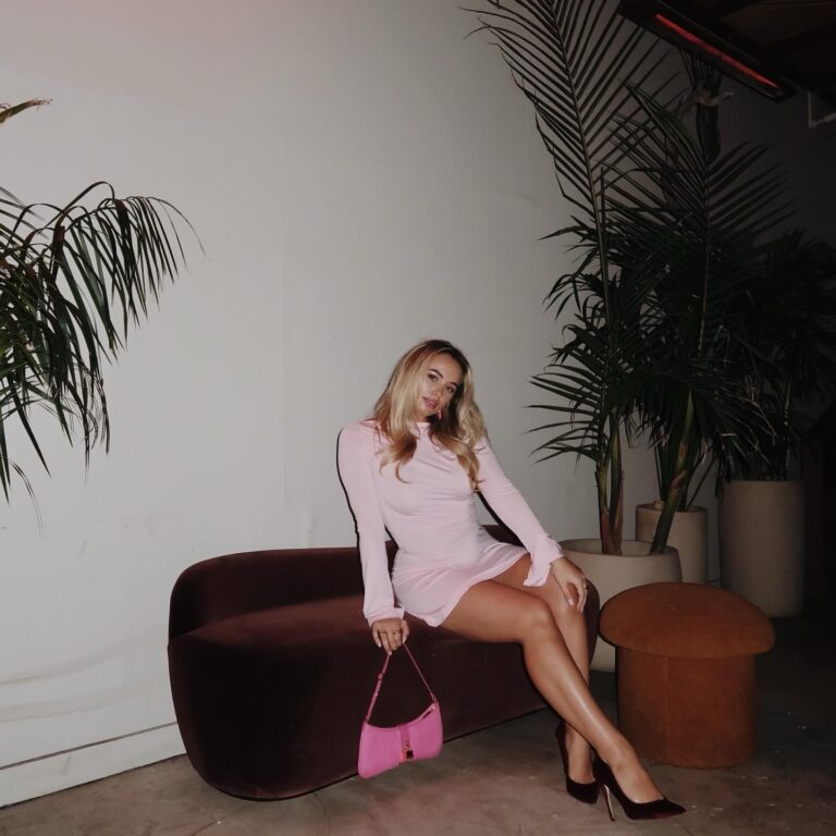 Victoria Baldesarra Instagram - Pink is forever mine & Michelle’s color 🎀💕 #iykyk