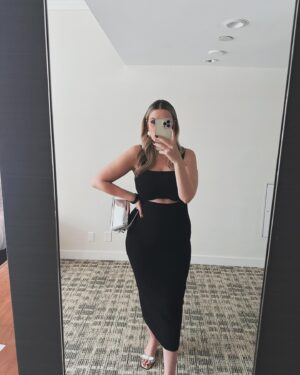 Victoria Charlton Instagram - Quel week-end! 🙏🏻💜
Déjà je trouvais incroyable d’être nominée comme meilleur podcast et meilleure chaîne YouTube, mais j’arrive pas à croire que j’ai gagné un prix! 🥹 (Surtout que j’étais contre de grand.e.s créateurices 😍
Comme j’ai dit dans mon petit discours nerveux : c’est spécial de recevoir un prix comme ça lorsqu’on raconte des histoires aussi tragiques, on dirait que ça va pas trop ensemble. Ceci dit, j’apprécie qu’on reconnaisse mon travail et ça me pousse à continuer ce que je fais 🙂
Merci beaucoup à mes Charltonistes qui sont là depuis le début 🙏🏻 merci pour les votes !
Merci aussi au Gala @influencecreation qui a organisé cet événement mémorable mais aussi, qui m’a convaincue d’y aller! Je regrette pas 😉
Merci @agencesoniagagnon qui sont toujours là pour moi 💜
Merci @boblechef mon top 💍
.
Maquillage et coiffure : @afoussimua 
Styliste : @maude.sen 
Robe : @dynamiteclothing 
Hébergement : @fairmontqueene