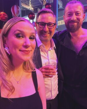 Victoria Charlton Instagram - Quel week-end! 🙏🏻💜
Déjà je trouvais incroyable d’être nominée comme meilleur podcast et meilleure chaîne YouTube, mais j’arrive pas à croire que j’ai gagné un prix! 🥹 (Surtout que j’étais contre de grand.e.s créateurices 😍
Comme j’ai dit dans mon petit discours nerveux : c’est spécial de recevoir un prix comme ça lorsqu’on raconte des histoires aussi tragiques, on dirait que ça va pas trop ensemble. Ceci dit, j’apprécie qu’on reconnaisse mon travail et ça me pousse à continuer ce que je fais 🙂
Merci beaucoup à mes Charltonistes qui sont là depuis le début 🙏🏻 merci pour les votes !
Merci aussi au Gala @influencecreation qui a organisé cet événement mémorable mais aussi, qui m’a convaincue d’y aller! Je regrette pas 😉
Merci @agencesoniagagnon qui sont toujours là pour moi 💜
Merci @boblechef mon top 💍
.
Maquillage et coiffure : @afoussimua 
Styliste : @maude.sen 
Robe : @dynamiteclothing 
Hébergement : @fairmontqueene