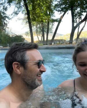 Victoria Charlton Instagram - Un an de mariage 🩷👰🏼‍♀️
Un an de plus à rire de tes niaiseries à chaque jour.
Un an de plus à t’aimer plus fort.
Un an de plus à bâtir notre vie plein d’animaux, de câlins et d’imprévus 🫶🏻
Merci d’être ma personne et de m’avoir choisie pour être ta femme ❤️