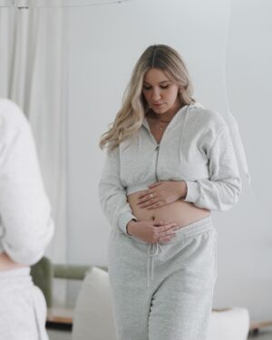 Victoria Charlton Instagram - Baby Penny-Charlton on the way🤰🏼💕
Mon p’tit bonhomme, on a tellement hâte au mois d’octobre pour te rencontrer! 
Si tu savais à quel point on t’a attendu, voulu, rêvé mais surtout, à quel point on va t’aimer.
J’ai appris que j’étais enceinte, la journée de l’arrivée dans notre nouvelle maison! J’étais enfermée dans la salle de bain avec les chats pendant que Bob et les déménageurs faisaient tout le travail (hehe). Comme à tous les mois depuis presqu’un an maintenant, j’ai décidé de passer un test de grossesse. Prête à vivre une autre petite déception, je ne m’attendais tellement pas à voir deux lignes ! Tu nous as choisi au bon moment et on est tellement reconnaissants de pouvoir vivre ça. Parfois, les miracles prennent du temps à arriver 🌈
Tu vas voir, je t’ai choisi le meilleur papa, tu vas capoter! Il est attentionné, doux, amoureux, drôle et cuisine des bons plats 😉
De mon côté, je pensais pas être quelqu’un de maternel un jour, mais je me surprends à pleurer à chaque fois que je vois ton p’tit cœur qui bat. Je t’aime déjà d’un amour inconnu, spécial et inconditionnel 🥹
Reste au chaud, je prends soin de toi mon p’tit homme🩵
.
📸 : @melinabea.photo 
Studio @le.rhode