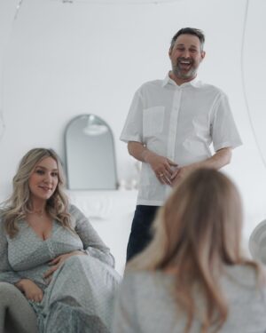 Victoria Charlton Instagram - Baby Penny-Charlton on the way🤰🏼💕
Mon p’tit bonhomme, on a tellement hâte au mois d’octobre pour te rencontrer! 
Si tu savais à quel point on t’a attendu, voulu, rêvé mais surtout, à quel point on va t’aimer.
J’ai appris que j’étais enceinte, la journée de l’arrivée dans notre nouvelle maison! J’étais enfermée dans la salle de bain avec les chats pendant que Bob et les déménageurs faisaient tout le travail (hehe). Comme à tous les mois depuis presqu’un an maintenant, j’ai décidé de passer un test de grossesse. Prête à vivre une autre petite déception, je ne m’attendais tellement pas à voir deux lignes ! Tu nous as choisi au bon moment et on est tellement reconnaissants de pouvoir vivre ça. Parfois, les miracles prennent du temps à arriver 🌈
Tu vas voir, je t’ai choisi le meilleur papa, tu vas capoter! Il est attentionné, doux, amoureux, drôle et cuisine des bons plats 😉
De mon côté, je pensais pas être quelqu’un de maternel un jour, mais je me surprends à pleurer à chaque fois que je vois ton p’tit cœur qui bat. Je t’aime déjà d’un amour inconnu, spécial et inconditionnel 🥹
Reste au chaud, je prends soin de toi mon p’tit homme🩵
.
📸 : @melinabea.photo 
Studio @le.rhode