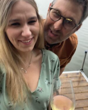 Victoria Charlton Instagram - Un an de mariage 🩷👰🏼‍♀️
Un an de plus à rire de tes niaiseries à chaque jour.
Un an de plus à t’aimer plus fort.
Un an de plus à bâtir notre vie plein d’animaux, de câlins et d’imprévus 🫶🏻
Merci d’être ma personne et de m’avoir choisie pour être ta femme ❤️