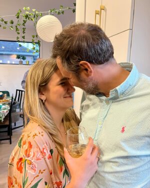 Victoria Charlton Instagram - Un an de mariage 🩷👰🏼‍♀️
Un an de plus à rire de tes niaiseries à chaque jour.
Un an de plus à t’aimer plus fort.
Un an de plus à bâtir notre vie plein d’animaux, de câlins et d’imprévus 🫶🏻
Merci d’être ma personne et de m’avoir choisie pour être ta femme ❤️