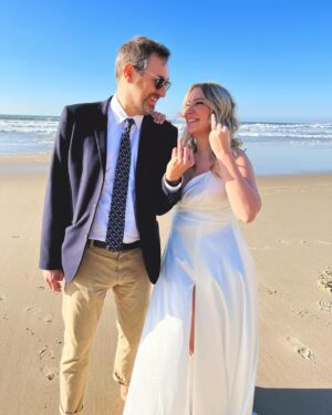Victoria Charlton Instagram - Un an de mariage 🩷👰🏼‍♀️
Un an de plus à rire de tes niaiseries à chaque jour.
Un an de plus à t’aimer plus fort.
Un an de plus à bâtir notre vie plein d’animaux, de câlins et d’imprévus 🫶🏻
Merci d’être ma personne et de m’avoir choisie pour être ta femme ❤️