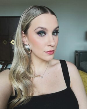 Victoria Charlton Instagram - Quel week-end! 🙏🏻💜
Déjà je trouvais incroyable d’être nominée comme meilleur podcast et meilleure chaîne YouTube, mais j’arrive pas à croire que j’ai gagné un prix! 🥹 (Surtout que j’étais contre de grand.e.s créateurices 😍
Comme j’ai dit dans mon petit discours nerveux : c’est spécial de recevoir un prix comme ça lorsqu’on raconte des histoires aussi tragiques, on dirait que ça va pas trop ensemble. Ceci dit, j’apprécie qu’on reconnaisse mon travail et ça me pousse à continuer ce que je fais 🙂
Merci beaucoup à mes Charltonistes qui sont là depuis le début 🙏🏻 merci pour les votes !
Merci aussi au Gala @influencecreation qui a organisé cet événement mémorable mais aussi, qui m’a convaincue d’y aller! Je regrette pas 😉
Merci @agencesoniagagnon qui sont toujours là pour moi 💜
Merci @boblechef mon top 💍
.
Maquillage et coiffure : @afoussimua 
Styliste : @maude.sen 
Robe : @dynamiteclothing 
Hébergement : @fairmontqueene