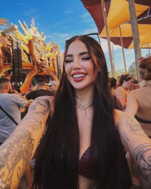 Victoria Macan Instagram - Dump de reeeespeito da @baobafestival que já deixou saudades 🥹 sorte que esses momentos vão ficar guardadinhos pra sempre na minha memória e no meu coração, e não poderiam ficar de fora do meu feed também 🤎 

É muita doideira não ter passado nem um mês e já estar ansiosa pela próxima? 😮‍💨✨ 

VIDA LONGA @baobafestival! 
O line perfeito, palco gigante e suuuuper trabalhado   projeções mais psicodélicas da vida… EXISTE!!

AULASSSSSS AUUUUUR 🐺
Que venham as próximassssss ✨
