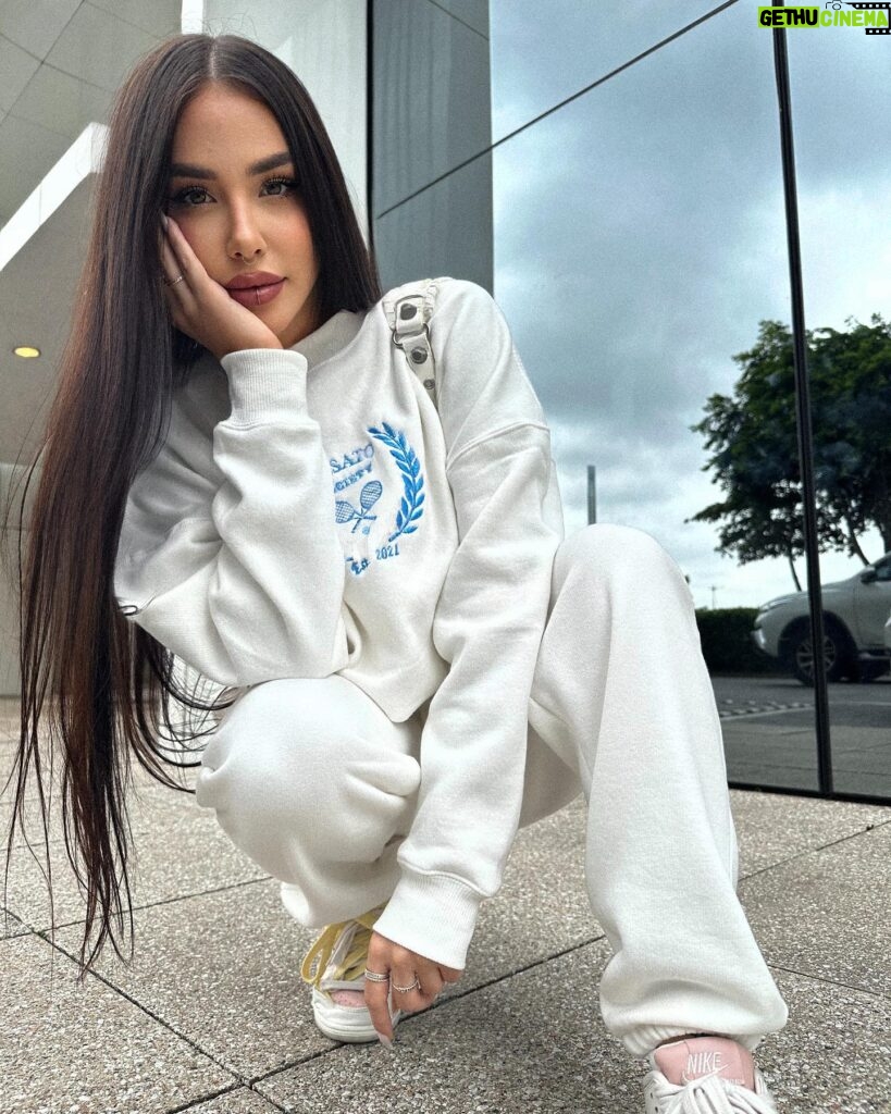 Victoria Macan Instagram - Difícil demais escolher uma foto só… porque todas ficam perfeitas com meu conjuntinho estiloso e confortável da @risclothing 🤍 A @risclothing é uma marca de confecção própria e super autêntica, trazendo muitas opções estilosas e naquele vibe aesthetic que a gente ama hahhaah ✨ O que acharam? Consegui um cupom de desconto pra vocês: VIC10 APROVEITEM 🥹🥹🥹 @midcreators