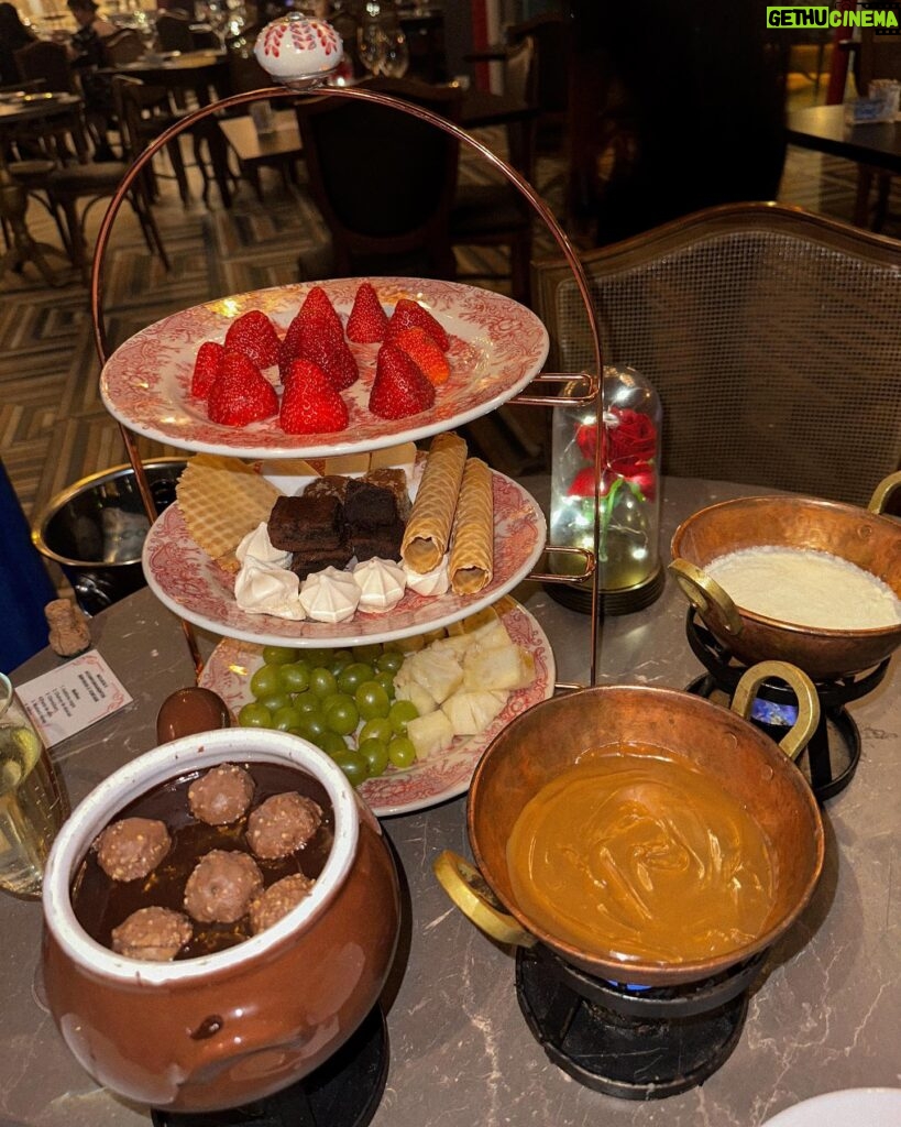 Victoria Macan Instagram - Fui conhecer o @hannoverfondue, o restaurante número 1 da minha comida favorita da vida: FONDUE 🤍 Por ser minha comida predileta, já provei em vários lugares, mas nenhum se compara ao Hannover! Simplesmente o fondue mais completo e gostoso que eu já comi.. ✨ Além da comida de altíssima qualidade, o Hannover oferece muito mais que um jantar, mas sim uma experiência. Tem até violinista que passa pelas mesas elevando ainda mais o seu jantar. O ambiente clássico, muito bem decorado faz você se sentir uma rainha na hora do seu banquete 👸🏻✨ Eles começam a sequência por uma entrada de pães de fermentação natural feitos na casa, com vários tipos de geleias e manteigas diferentonas, (destaque especial para a manteiga de caramelo salgado que tava surreal), depois vem o primeiro fondue da sequência, o de queijo com muuuuitos tipos de acompanhamento (até pão de queijo tem 😨), e então vamos para o principal, o fondue de carnes com os melhores molhos possíveis 😮‍💨 eeeeee pra fechar com chave de ouro: minha parte favoritaaaaaa, fondue doce ♥️ Provei o mais novo lançamento que é o fondue de Ferrero Rocher, que é de ouuuuuutro mundo, e também provei o de doce de leite e o de leite ninho que talvez tenha sido o meu favvvv ✨ Fui feliz demais nesse jantar viu? @hannoverfondue posso voltar já na semana que vem? 😂 PS. Ta rolando oferta dessa mesma sequência que comi, vou deixar o link nos storiesssss 👌🏼