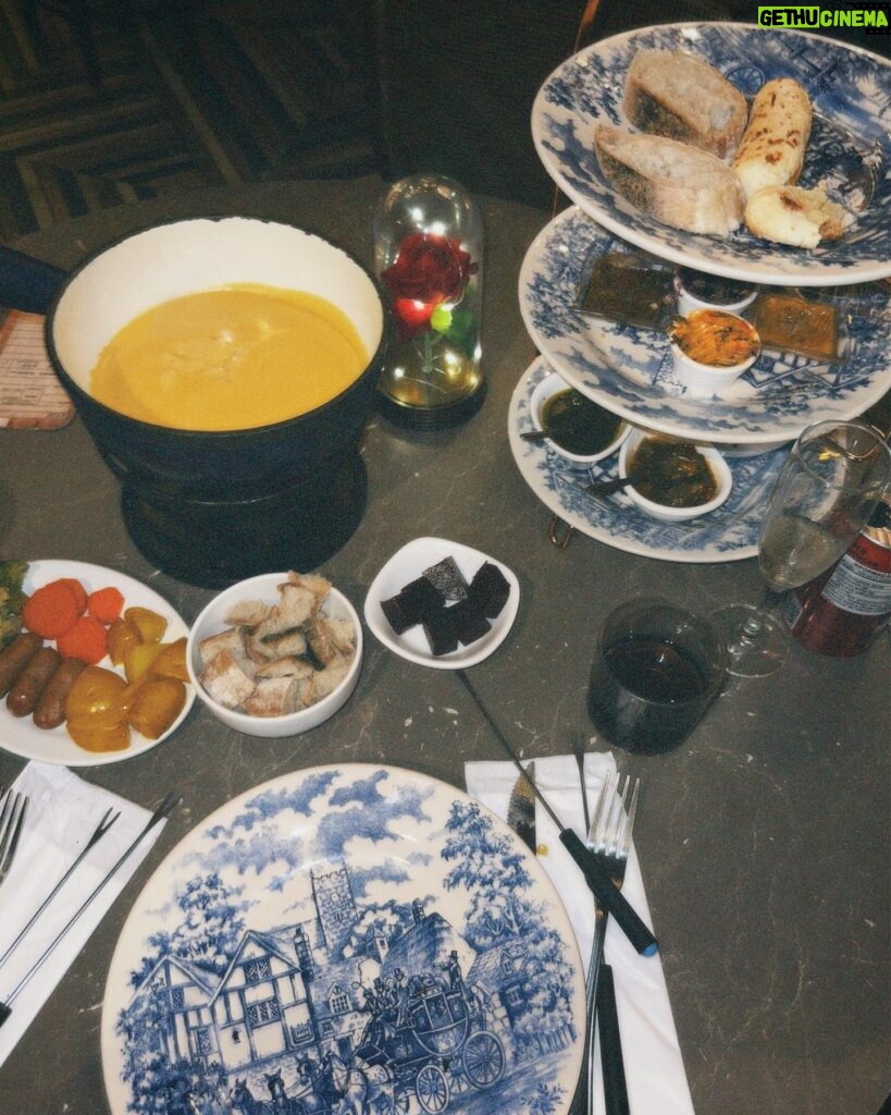 Victoria Macan Instagram - Fui conhecer o @hannoverfondue, o restaurante número 1 da minha comida favorita da vida: FONDUE 🤍 Por ser minha comida predileta, já provei em vários lugares, mas nenhum se compara ao Hannover! Simplesmente o fondue mais completo e gostoso que eu já comi.. ✨ Além da comida de altíssima qualidade, o Hannover oferece muito mais que um jantar, mas sim uma experiência. Tem até violinista que passa pelas mesas elevando ainda mais o seu jantar. O ambiente clássico, muito bem decorado faz você se sentir uma rainha na hora do seu banquete 👸🏻✨ Eles começam a sequência por uma entrada de pães de fermentação natural feitos na casa, com vários tipos de geleias e manteigas diferentonas, (destaque especial para a manteiga de caramelo salgado que tava surreal), depois vem o primeiro fondue da sequência, o de queijo com muuuuitos tipos de acompanhamento (até pão de queijo tem 😨), e então vamos para o principal, o fondue de carnes com os melhores molhos possíveis 😮‍💨 eeeeee pra fechar com chave de ouro: minha parte favoritaaaaaa, fondue doce ♥️ Provei o mais novo lançamento que é o fondue de Ferrero Rocher, que é de ouuuuuutro mundo, e também provei o de doce de leite e o de leite ninho que talvez tenha sido o meu favvvv ✨ Fui feliz demais nesse jantar viu? @hannoverfondue posso voltar já na semana que vem? 😂 PS. Ta rolando oferta dessa mesma sequência que comi, vou deixar o link nos storiesssss 👌🏼