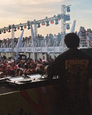 Victoria Macan Instagram - Dumpzin de alguns momentos mágicos no navio da @sotrackboa by @promoacaooficial ✨

Quem me acompanha sabe o quanto eu AMO fazer cruzeiros… temáticos então: ♥️♥️♥️ e juntando minha MAIOR paixão que é a música eletrônica não tinha como ser mais incrível 🥹

Surreal participar de um festival de música eletrônica LITERALMENTE NO OCEANO 😮‍💨 

Obrigada por sempre me proporcionarem as MAIORES AVENTURAS em alto mar @promoacaooficial @paullobermini eu amo vcs 🥹🌊✨