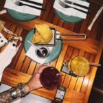 Victoria Macan Instagram – Dia de conhecer o @caraiva.bar 🤍✨ pelo meu sorriso já da pra ver que eu amei esse pedacinnn da Bahia em SP né? 🥹
