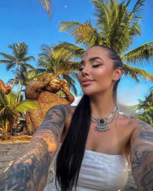 Victoria Macan Instagram - E os 27 finalmente chegaram. Como eu tinha medo dessa idade… pra quem não sabe um pouco da minha história, perdi meu pai pro sui\cid0 quando ele tinha 27 anos, e eu sempre pensei como seria chegar na idade em que ele decidiu partir... 

Ano passado, passei por uma das experiências mais traumatizante e olha que bizarro, ao mesmo tempo a mais transformadora da minha vida. Tive que lidar com o medo, com a vergonha, com a rejeição. Tive que bater no peito, e arranjar forças que eu nem sei de onde vieram. Desmoronei, cheguei no fundo do poço, e mais uma vez eu me reergui, eu me reinventei, eu me acolhi, me perdoei e me redescobri. Esses 27 anos pela terra eu muito acertei, muito errei, muito amei… mas acho que finalmente posso dizer que descobri a magia de amar estar viva, de aceitar a forma como as coisas acontecem, de entender que nada é por acaso, até mesmo quando erramos, nossos erros nos levam pro lugar certo. E sabe de uma coisa? Eu tenho muito orgulho da mulher que me tornei, e que me torno todos os dias. Tenho orgulho de onde vim, de tudo que já conquistei, de tudo que ainda vou conquistar. A vida segue me surpreendendo a cada dia, e na minha intensidade de viver encontrei a liberdade de ser, de ser quem eu quiser. Não quero viver só por viver, quero sentir tudo, quero experienciar o mundo. E hoje quero aproveitar pra agradecer por todas as pessoas que já passaram pela minha vida, ao longo desses 27 anos… porque cada uma (não Importa quanto tempo faça, ou quanto tempo tenham permanecido, nem mesmo a intensidade), mas sinto que levo um pedaço de todos que já passaram pela minha vida, comigo. Obrigada por todos que já vierem, que já foram e principalmente aos que estão do meu lado agora, sou muito grata por ter encontrado pessoas tão incríveis pelo caminho. Que loucura estarmos vivendo essa experiência juntos nesse planeta maluco. Só quero ser feliz, e que todos sejamosssss.

Pai vou viver muito por nós dois, enquanto eu estiver viva, você vive também 💛🌼✨