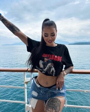 Victoria Macan Instagram - A @promoacaooficial me convidou pra viver dias mágicos no @naviodamixoficial 🤍🚢✨ 

E eu ainda não tenho palavras pra explicar o quão incrível é fazer parte de um cruzeiro assim, temático e com um line recheado de artistas tão especiais ✨ 

Viver essa experiência é algo que todos devem viver um dia… aguardem que ainda tenho muitos registros pra postar 💃🏻🪩

OBRIGADA MELHOR E MAIOR EMPRESA DE CRUZEIROS TEMÁTICOS DO MUUUUUNDO por proporcionar tudo isso! 🌎👆🏽🚢✨
