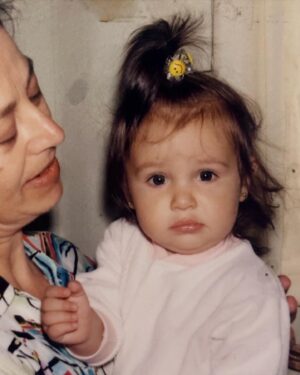 Victoria Macan Instagram - E os 27 finalmente chegaram. Como eu tinha medo dessa idade… pra quem não sabe um pouco da minha história, perdi meu pai pro sui\cid0 quando ele tinha 27 anos, e eu sempre pensei como seria chegar na idade em que ele decidiu partir... 

Ano passado, passei por uma das experiências mais traumatizante e olha que bizarro, ao mesmo tempo a mais transformadora da minha vida. Tive que lidar com o medo, com a vergonha, com a rejeição. Tive que bater no peito, e arranjar forças que eu nem sei de onde vieram. Desmoronei, cheguei no fundo do poço, e mais uma vez eu me reergui, eu me reinventei, eu me acolhi, me perdoei e me redescobri. Esses 27 anos pela terra eu muito acertei, muito errei, muito amei… mas acho que finalmente posso dizer que descobri a magia de amar estar viva, de aceitar a forma como as coisas acontecem, de entender que nada é por acaso, até mesmo quando erramos, nossos erros nos levam pro lugar certo. E sabe de uma coisa? Eu tenho muito orgulho da mulher que me tornei, e que me torno todos os dias. Tenho orgulho de onde vim, de tudo que já conquistei, de tudo que ainda vou conquistar. A vida segue me surpreendendo a cada dia, e na minha intensidade de viver encontrei a liberdade de ser, de ser quem eu quiser. Não quero viver só por viver, quero sentir tudo, quero experienciar o mundo. E hoje quero aproveitar pra agradecer por todas as pessoas que já passaram pela minha vida, ao longo desses 27 anos… porque cada uma (não Importa quanto tempo faça, ou quanto tempo tenham permanecido, nem mesmo a intensidade), mas sinto que levo um pedaço de todos que já passaram pela minha vida, comigo. Obrigada por todos que já vierem, que já foram e principalmente aos que estão do meu lado agora, sou muito grata por ter encontrado pessoas tão incríveis pelo caminho. Que loucura estarmos vivendo essa experiência juntos nesse planeta maluco. Só quero ser feliz, e que todos sejamosssss.

Pai vou viver muito por nós dois, enquanto eu estiver viva, você vive também 💛🌼✨