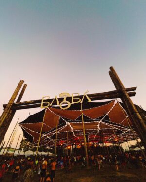 Victoria Macan Instagram - Dump de reeeespeito da @baobafestival que já deixou saudades 🥹 sorte que esses momentos vão ficar guardadinhos pra sempre na minha memória e no meu coração, e não poderiam ficar de fora do meu feed também 🤎 

É muita doideira não ter passado nem um mês e já estar ansiosa pela próxima? 😮‍💨✨ 

VIDA LONGA @baobafestival! 
O line perfeito, palco gigante e suuuuper trabalhado   projeções mais psicodélicas da vida… EXISTE!!

AULASSSSSS AUUUUUR 🐺
Que venham as próximassssss ✨