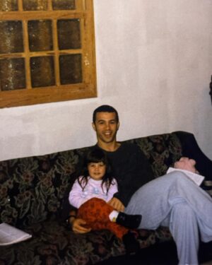 Victoria Macan Instagram - E os 27 finalmente chegaram. Como eu tinha medo dessa idade… pra quem não sabe um pouco da minha história, perdi meu pai pro sui\cid0 quando ele tinha 27 anos, e eu sempre pensei como seria chegar na idade em que ele decidiu partir... 

Ano passado, passei por uma das experiências mais traumatizante e olha que bizarro, ao mesmo tempo a mais transformadora da minha vida. Tive que lidar com o medo, com a vergonha, com a rejeição. Tive que bater no peito, e arranjar forças que eu nem sei de onde vieram. Desmoronei, cheguei no fundo do poço, e mais uma vez eu me reergui, eu me reinventei, eu me acolhi, me perdoei e me redescobri. Esses 27 anos pela terra eu muito acertei, muito errei, muito amei… mas acho que finalmente posso dizer que descobri a magia de amar estar viva, de aceitar a forma como as coisas acontecem, de entender que nada é por acaso, até mesmo quando erramos, nossos erros nos levam pro lugar certo. E sabe de uma coisa? Eu tenho muito orgulho da mulher que me tornei, e que me torno todos os dias. Tenho orgulho de onde vim, de tudo que já conquistei, de tudo que ainda vou conquistar. A vida segue me surpreendendo a cada dia, e na minha intensidade de viver encontrei a liberdade de ser, de ser quem eu quiser. Não quero viver só por viver, quero sentir tudo, quero experienciar o mundo. E hoje quero aproveitar pra agradecer por todas as pessoas que já passaram pela minha vida, ao longo desses 27 anos… porque cada uma (não Importa quanto tempo faça, ou quanto tempo tenham permanecido, nem mesmo a intensidade), mas sinto que levo um pedaço de todos que já passaram pela minha vida, comigo. Obrigada por todos que já vierem, que já foram e principalmente aos que estão do meu lado agora, sou muito grata por ter encontrado pessoas tão incríveis pelo caminho. Que loucura estarmos vivendo essa experiência juntos nesse planeta maluco. Só quero ser feliz, e que todos sejamosssss.

Pai vou viver muito por nós dois, enquanto eu estiver viva, você vive também 💛🌼✨