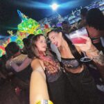 Victoria Macan Instagram – dumpzin improvisado de carnaval, registrei pouco pq vivi muito 😂

teve bloquinho em sp, bloquinho no rj, @amelarocfestival sp, @noartmusic rj, @camarotecamisa10 no sambódromo da Sapucaí, e assisti os desfiles no sambódromo Anhembi também… de tudo um pouco, tô muito felizzzzz de poder experienciar um cadinnn de cada coisa, inclusive foi a primeira vez que vi os desfiles pessoalmente e fiquei completamente encantada ✨

Obrigada a todos os envolvidos, especialmente a minha duplinha, a melhor de todas @juliaragasse 🫶🏼 foi iraaaaado 🤘🏼