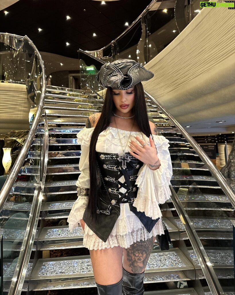 Victoria Macan Instagram - Pirata na áreaaaaa 🏴‍☠️ Festa fantasia no @naviodamixoficial by @promoacaooficial ✨ E eu não podia ter escolhido uma fantasia melhor pra curtir essa noite! Obrigada @breshowfantasias pela fantasia mais linda que já vi na VIDA! Eu queria ela no meu guarda roupa REAL 😂🤍 A @breshowfantasias tem um acervo GIGANTE com as melhores fantasias… já estou ansiosa pra ir lá escolher minha próxima 🤪✨ O que vocês acharam??? 🥹