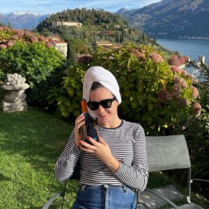 Victoria Martín Instagram - Estoy en Italia. El mejor sitio del mundo (si no existiera el fasc*smo). No es champán es una botella de proseco de 5 euros que nos dieron en el airbnb. ¿Me la he bebido? Por supuesto. Detrás en la montaña del fondo está la casa de mi amigo George. Nos ha invitado a hacer una cata y una lavativa en su residencia. Hemos tenido que desechar la propuesta. Hay mucho que ver aquí.
