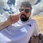 Victoria Martín Instagram - Fuerteventura es muy bonito. Lo que más me ha gustado es hacer de T en el aeropuerto para que ponga FUET. En la foto 2 estoy enfadada y llena de polvo porque a @nachoppardo se le ocurrió que era una gran idea montar en boggie. No lo era. Lo odié. Pero a los alemanes y nacho les encantó. En la foto 9 estoy posando delante de la casa de los winter que es espeluznante todo lo que cuentan de ella (miradlo). Da bastante miedo. Sinceramente, ojalá no volviera a trabajar jamás. No tengo interés ninguno. Besos y abrazos.